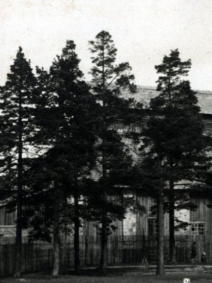 Uzbuvētā stikla fabrika, bet strādā maz