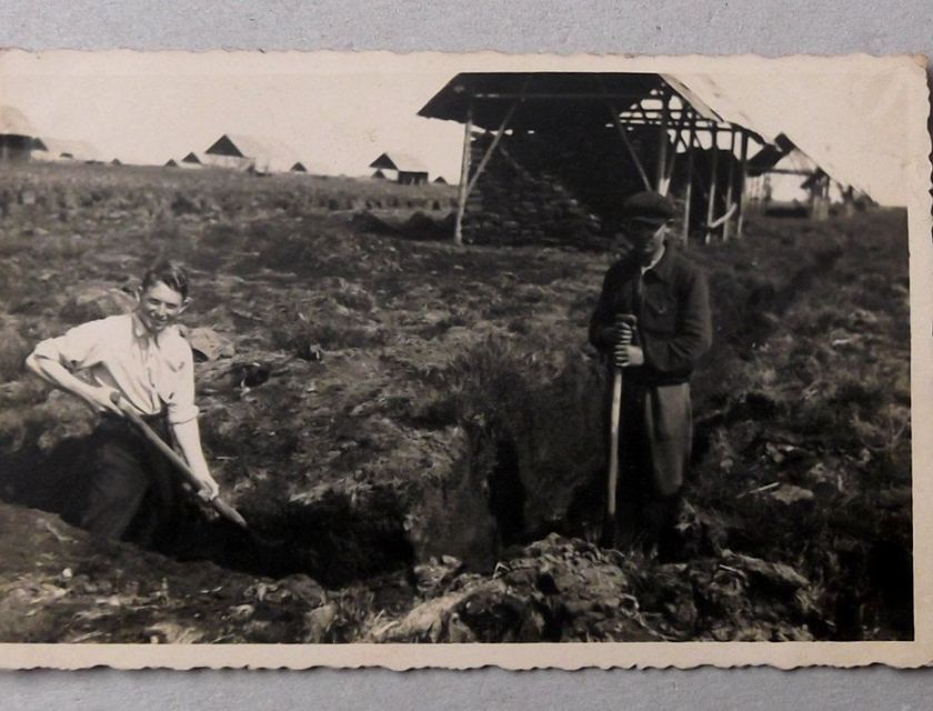 Jaunieši kūdras purvā pie Lūvāniem