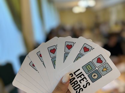 Oficiāli piedzimusi kāršu spēle “Dzīves kārtis” (LIFE’S CARDS)